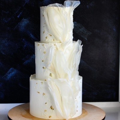 Свадебный торт с волнами и золотом
